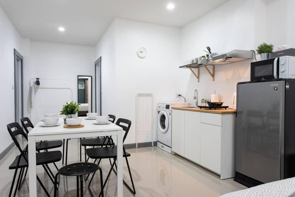 P1 Silom Pan Large Room Full Kitchen Wifi 4-6Pax Bangkok Luaran gambar